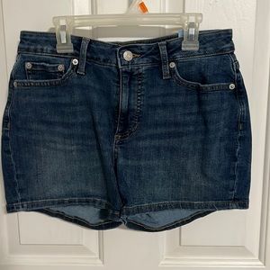 Banana Republic size 4, curvy 4” shorts. EUC.